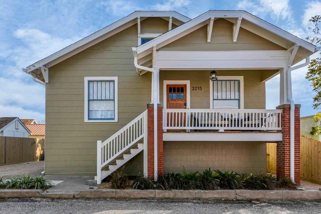 Coastal Craftsman- Walk To Beach & Pleasure Pier- As Seen On 'Restoring Galveston' Екстериор снимка