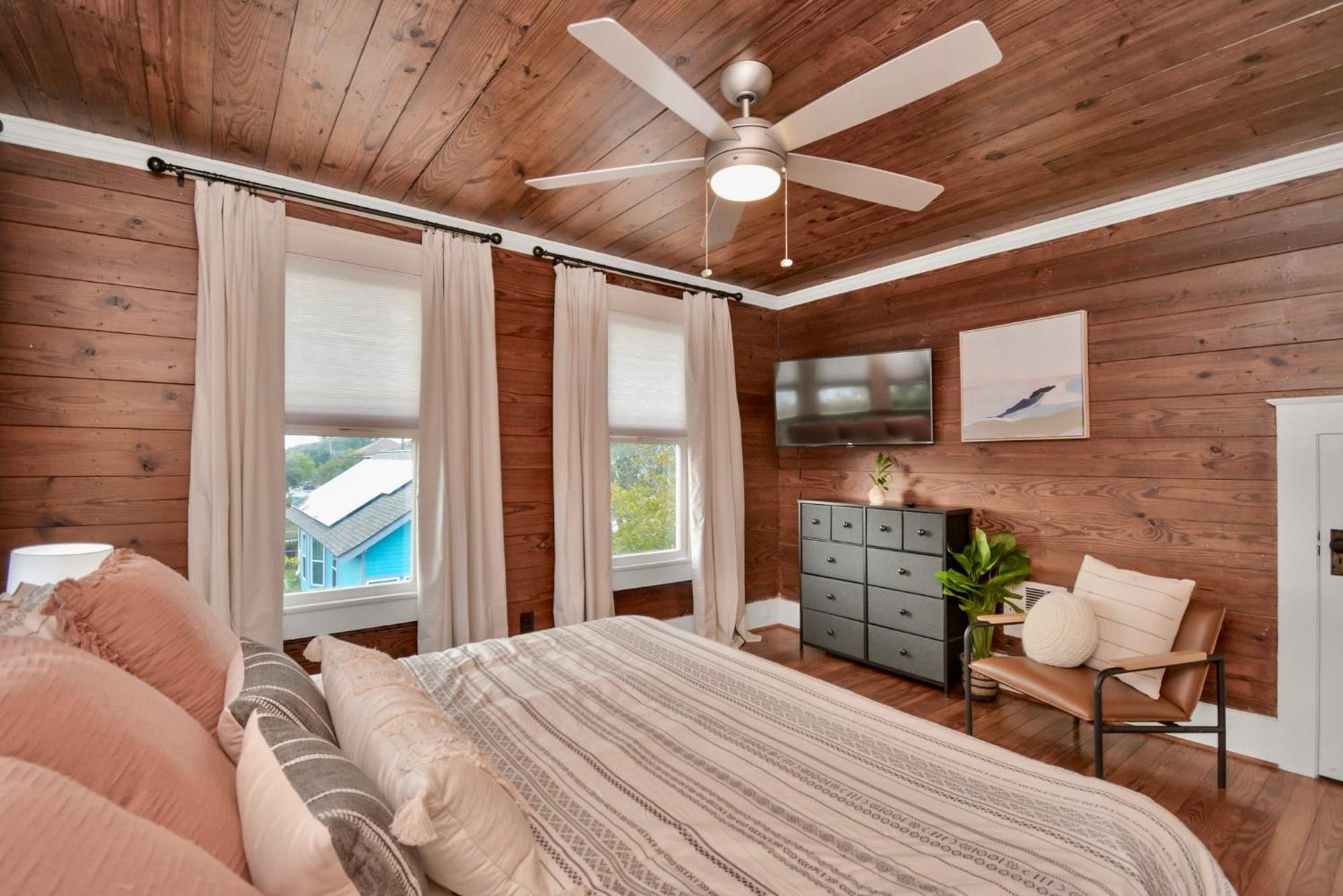 Coastal Craftsman- Walk To Beach & Pleasure Pier- As Seen On 'Restoring Galveston' Екстериор снимка