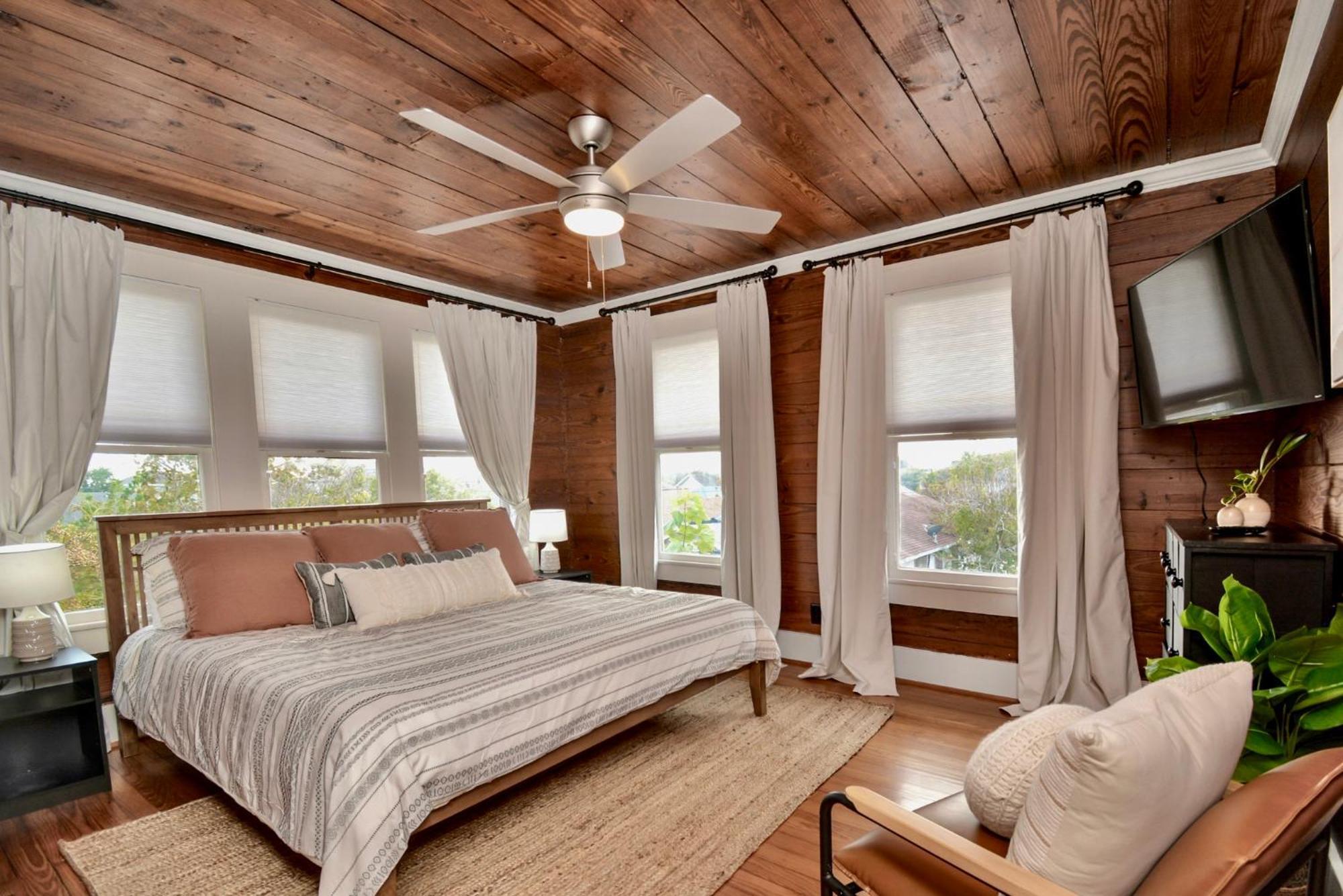 Coastal Craftsman- Walk To Beach & Pleasure Pier- As Seen On 'Restoring Galveston' Екстериор снимка